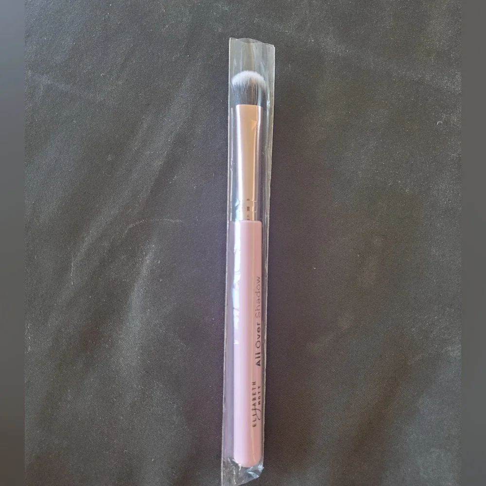 Elizabeth Mott all over shadow brush